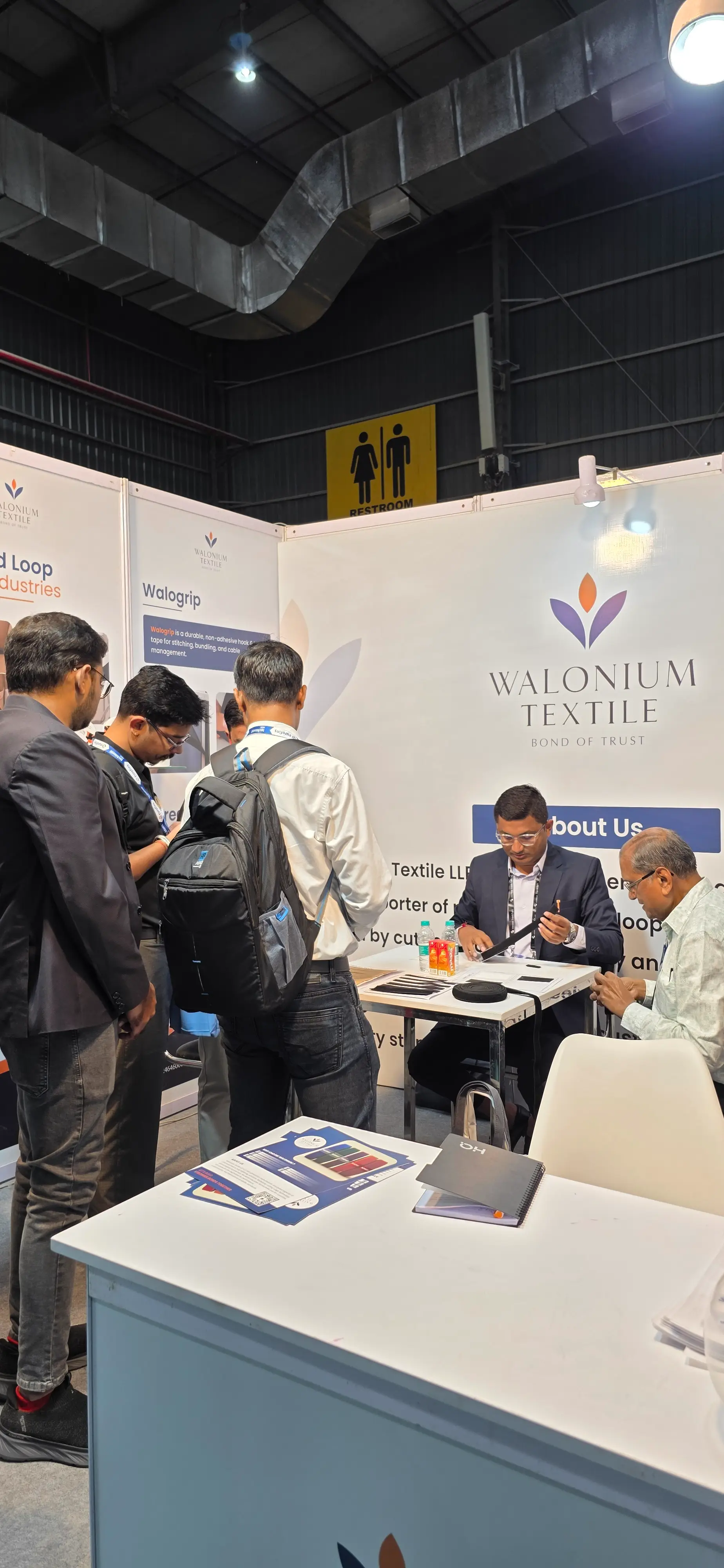 Technical discussion over hook and loop applications at exhibition